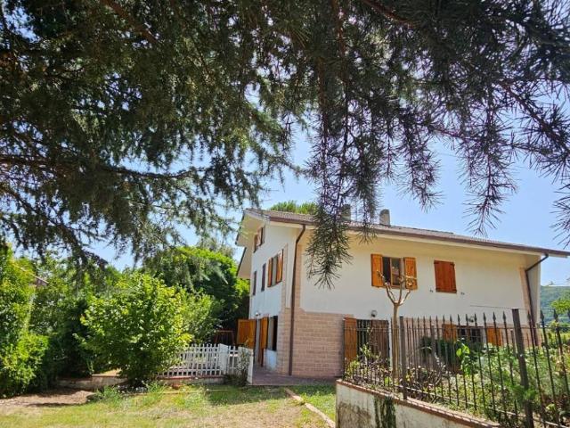 Villetta a schiera in vendita a Sarnano MC