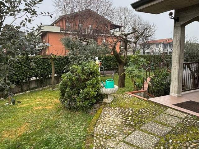 Villetta a schiera in vendita a Trezzano Rosa MI