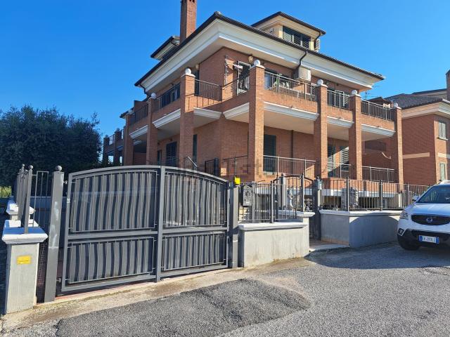 Villetta a schiera in vendita di 400 m² in Via Vibrata