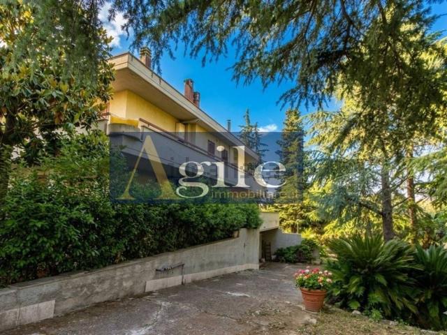 Villetta a schiera in vendita di 433 m² in Via dei Peschi