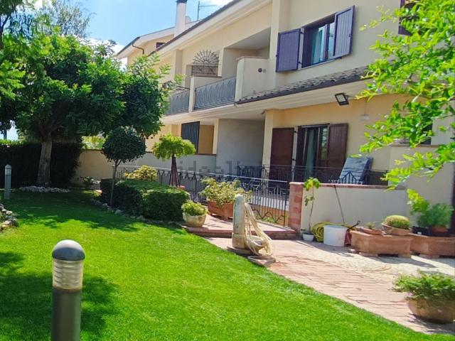Villetta a schiera in vendita di 440 m² in Viale Corno d&apos Oro