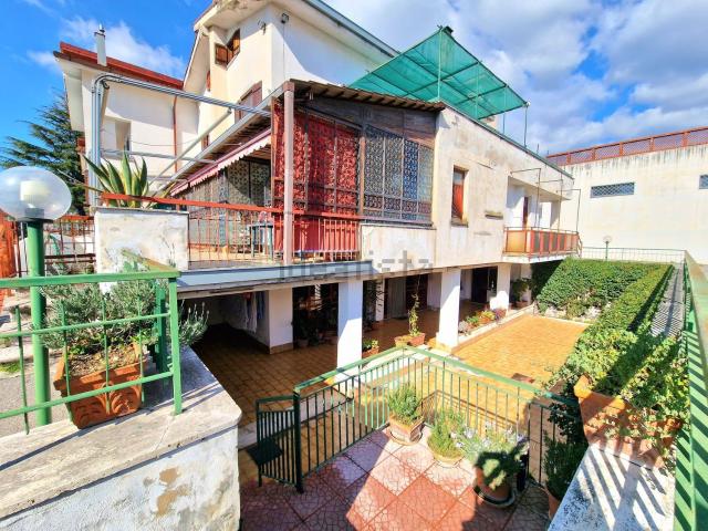 Villetta a schiera in vendita di 450 m² in Via Balzani