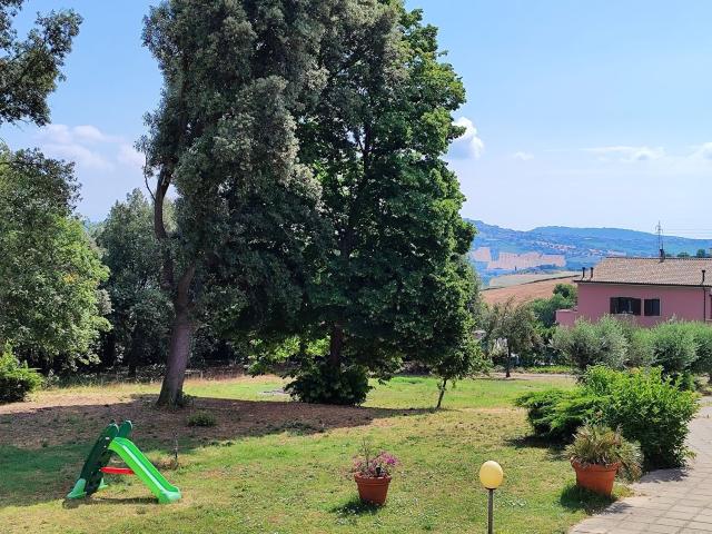 Villetta a schiera in vendita di 450 m² in Via Montegallo