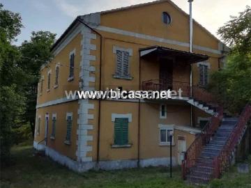 Villetta a schiera in vendita di 460 m² in Via Montaiate