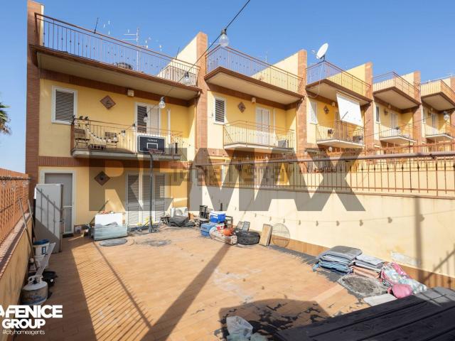 Villetta a schiera in vendita di 462 m² in Via Naxos, 24