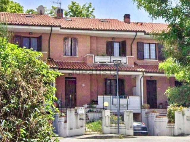 Villetta a schiera in vendita di 479 m² in Via Piergili, 2