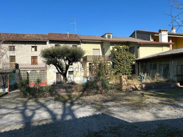 Villetta a schiera in vendita di 482 m² in Via Divisione Julia
