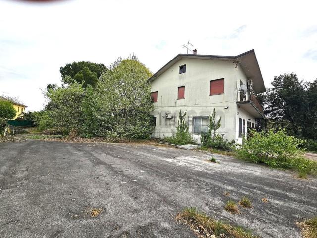 Villetta a schiera in vendita di 497 m² in Strada Statale Pasubio, 330