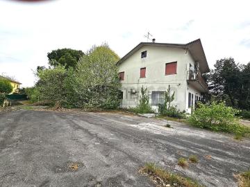 Villetta a schiera in vendita di 497 m² in Strada Statale Pasubio, 330