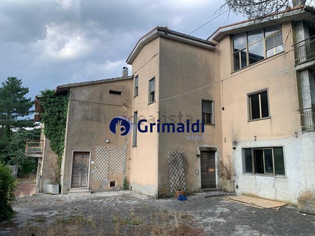 Villetta a schiera in vendita di 657 m² in Località Torri, 21