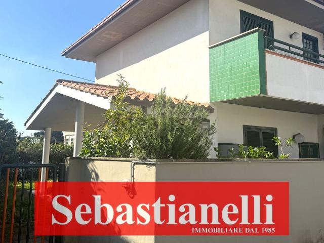 Villetta a schiera in vendita di 69 m² in Viale delle Ginestre, 13
