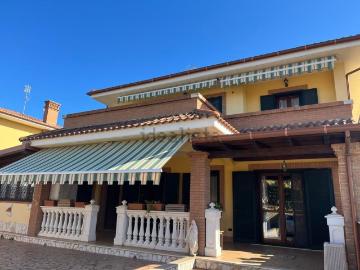 Via di Colle Esquilino, Piazza Santa Maria Regina