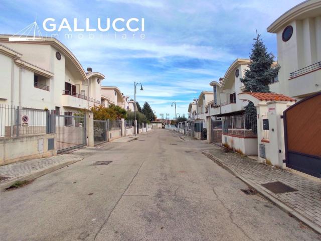 Villetta a schiera in vendita di 109 m² in Via A. Peracchia, 8