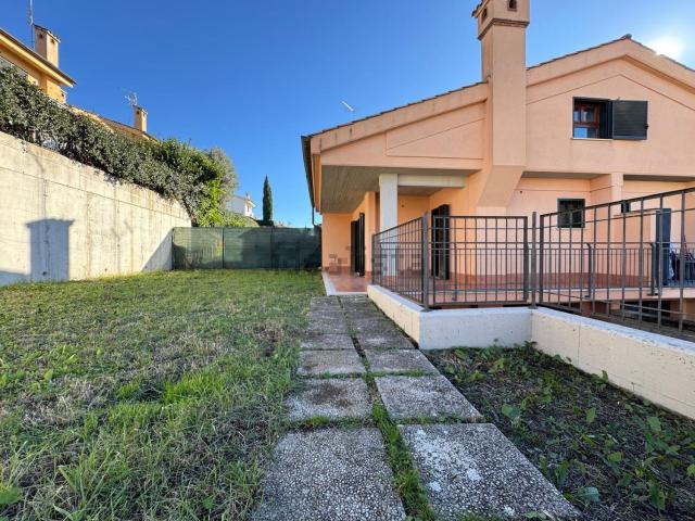 Villetta a schiera in vendita di 120 m² in Via Svezia