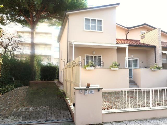 Villetta a schiera in vendita di 121 m² in Viale A. Toscanini, 12