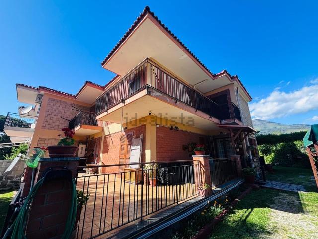 Villetta a schiera in vendita di 128 m² in Via del Monte