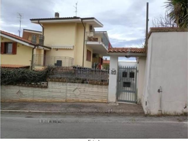 Villetta a schiera in vendita di 130 m² in Strada Colle Scorrano, 64