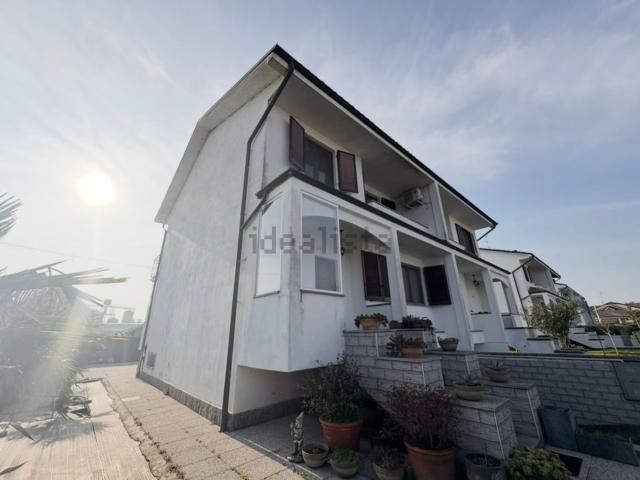 Villetta a schiera in vendita di 132 m² in Largo Giovanni Falcone, 16