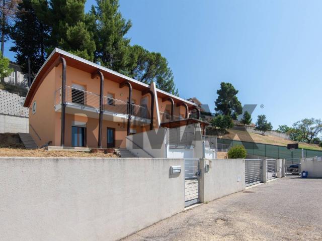 Villetta a schiera in vendita di 137 m² in Via delle Azalee, 18