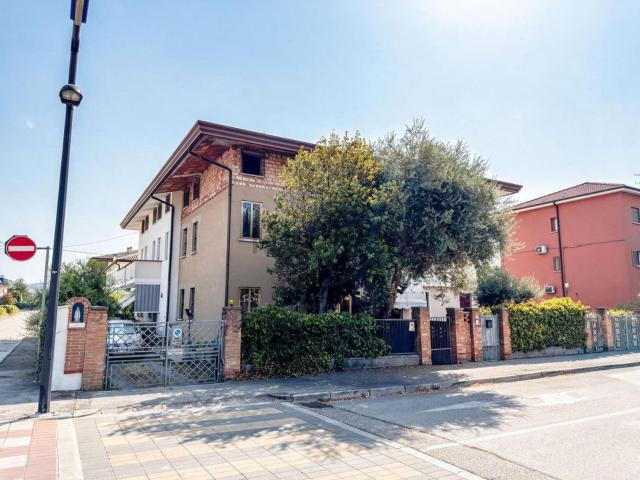 Villetta a schiera in vendita di 140 m² in Via A. Sartori Borotto