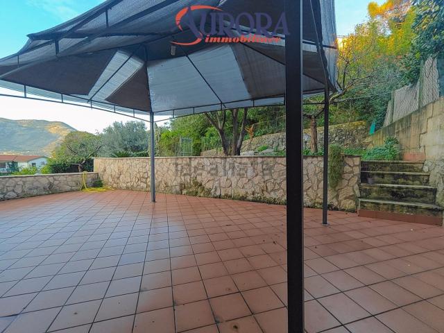 Villetta a schiera in vendita di 140 m² in Via Anxur