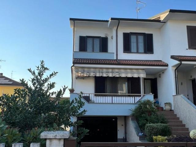 Villetta a schiera in vendita di 140 m² in Via Bolivia