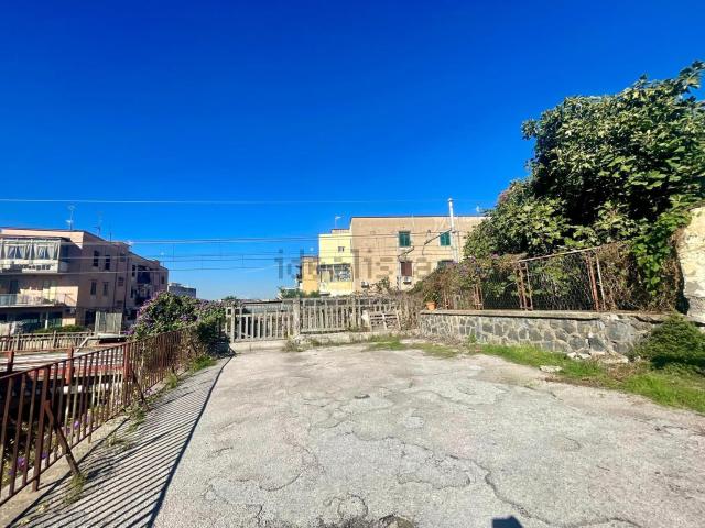 Villetta a schiera in vendita di 140 m² in Via Lago Lucrino