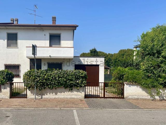 Villetta a schiera in vendita di 142 m² in Via Eugenio Montale, 24
