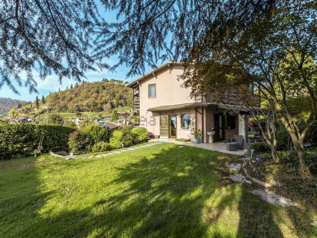 Villetta a schiera in vendita di 217 m² in Via Gennaro Sora