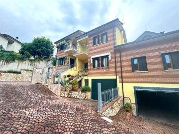 Villetta a schiera in vendita di 145 m² in Via IV Novembre, 2