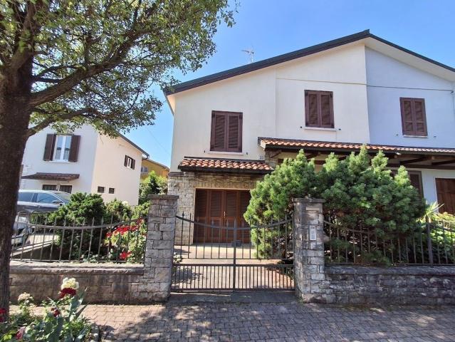 Villetta a schiera in vendita di 146 m² in Via Quinta Villaggio Badia, 33