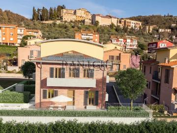 Villetta a schiera in vendita di 146 m² in Strada Eugenio Montale