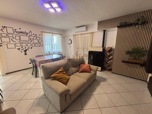Villetta a schiera in vendita di 148 m² in Via Silvio Gambini, 16
