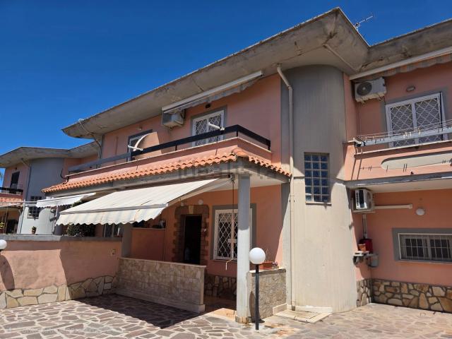 Villetta a schiera in vendita di 150 m² in Via Jenne, 42