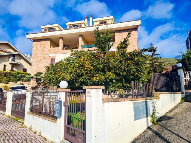 Villetta a schiera in vendita di 150 m² in Via Monteverdi