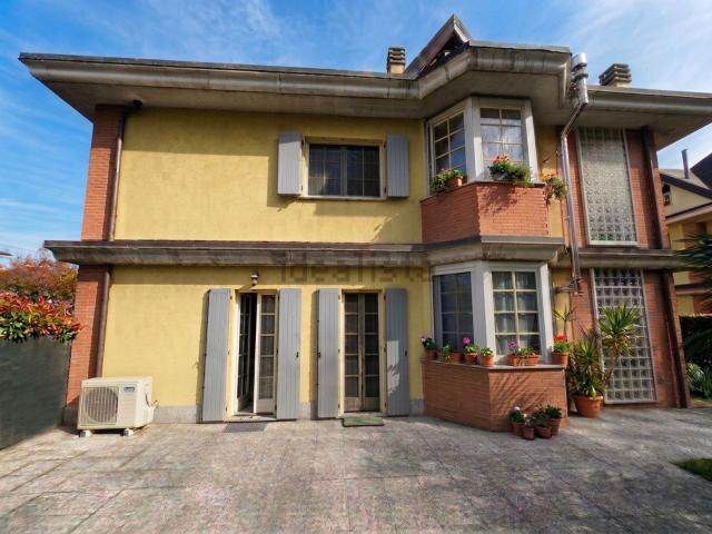 Villetta a schiera in vendita di 152 m² in Via San Antonino Ticino, 13