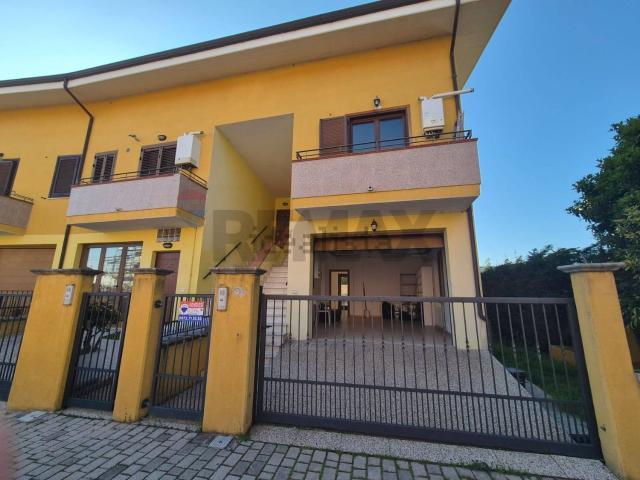 Villetta a schiera in vendita di 230 m² in Via Antonella D&apos Aquino, 51