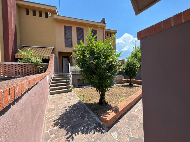 Villetta a schiera in vendita di 160 m² in Viale delle Metamorfosi, 1