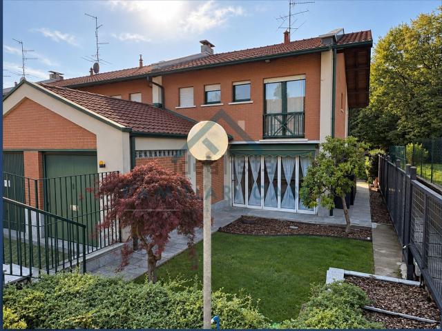 Villetta a schiera in vendita di 162 m² in Via Vittorini