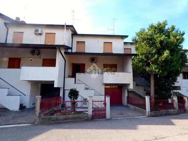 Villetta a schiera in vendita di 168 m² in Via Costituzione, 9