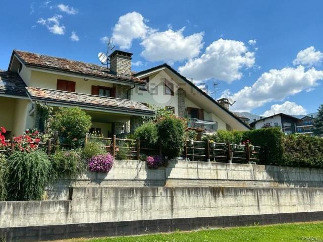 Villetta a schiera in vendita di 168 m² in Via Alessandro Passerin D&apos Entreves, 9