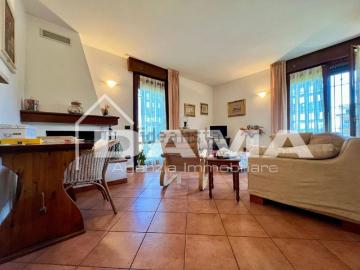 Villetta a schiera in vendita di 170 m² in Via Comugno