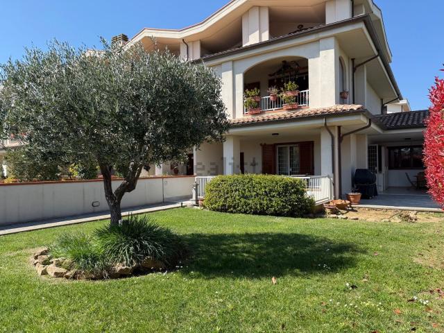 Villetta a schiera in vendita di 170 m² in Via Annibale Spinelli