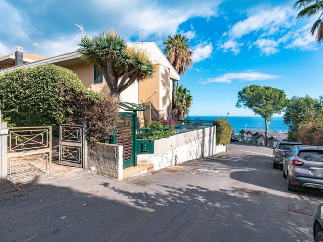 Villetta a schiera in vendita di 170 m² in Via dell&apos Ionio