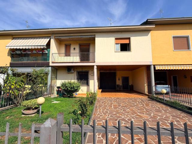 Villetta a schiera in vendita di 170 m² in Via Monte Bianco, 30