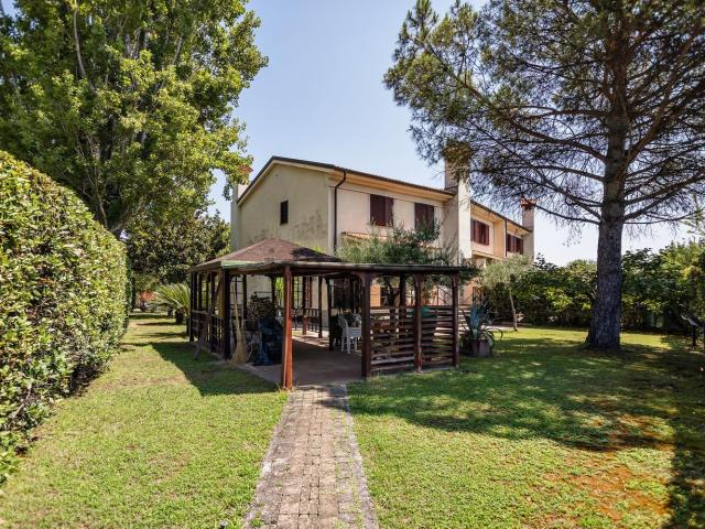 Villetta a schiera in vendita di 172 m² in Via Francesco Flora, 75