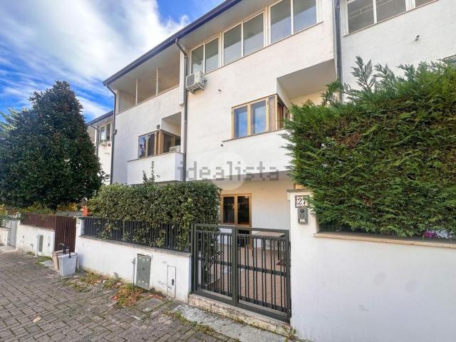 Villetta a schiera in vendita di 175 m² in Via Giovanni XXIII, 27