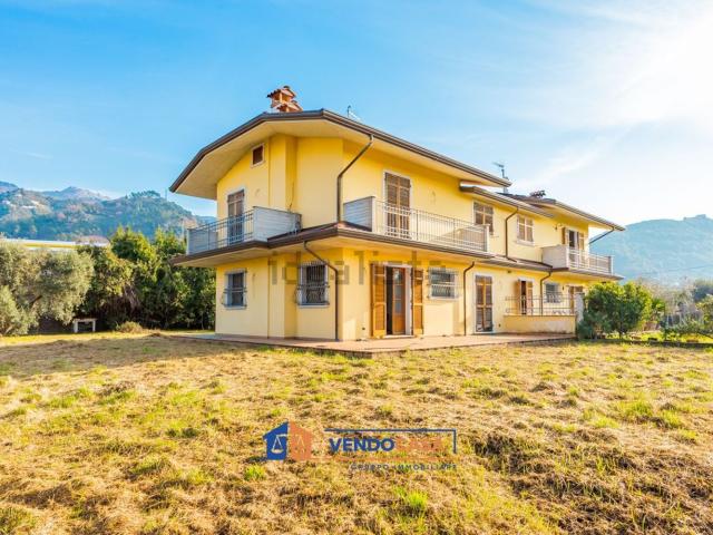 Villetta a schiera in vendita di 175 m² in Via Debbia Vecchia