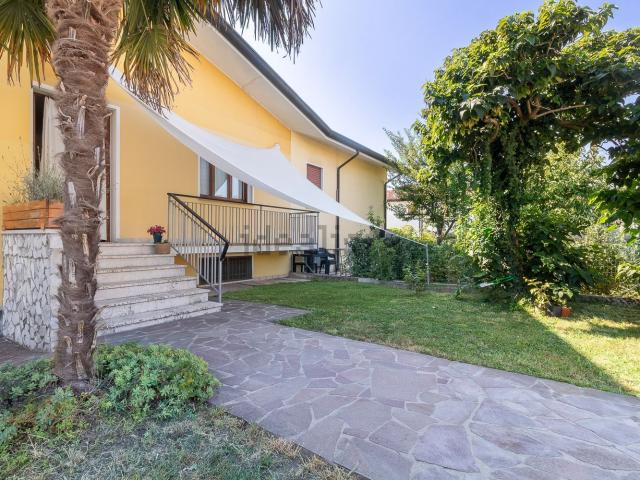 Villetta a schiera in vendita di 178 m² in Via dello Sport, 9