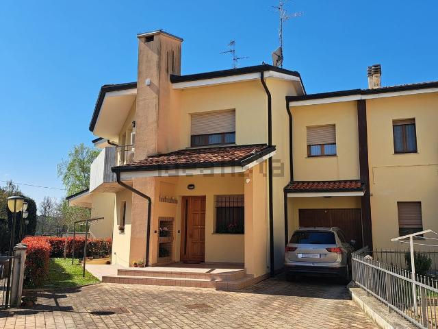 Villetta a schiera in vendita di 179 m² in Via Mirandola, 38